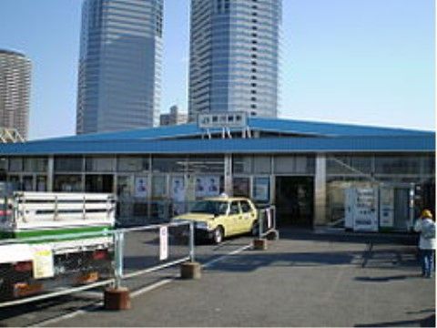 街中に位置する駅から当ホームまでは、バスで10分もかからずに着くことができる。最寄りのバス停は徒歩5分圏内にあり便利である。