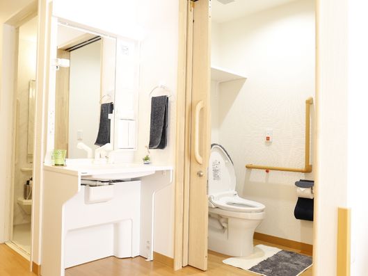 部屋の洗面台とトイレ