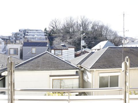 ベランダから見渡せる、見晴らしの良い閑静な住宅街の景色