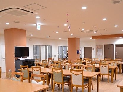 開放感のある広々とした食堂で食事を用意している。大きめのテーブルで１人分のスペースが広くとってあるため、ゆったりと食べることができる。