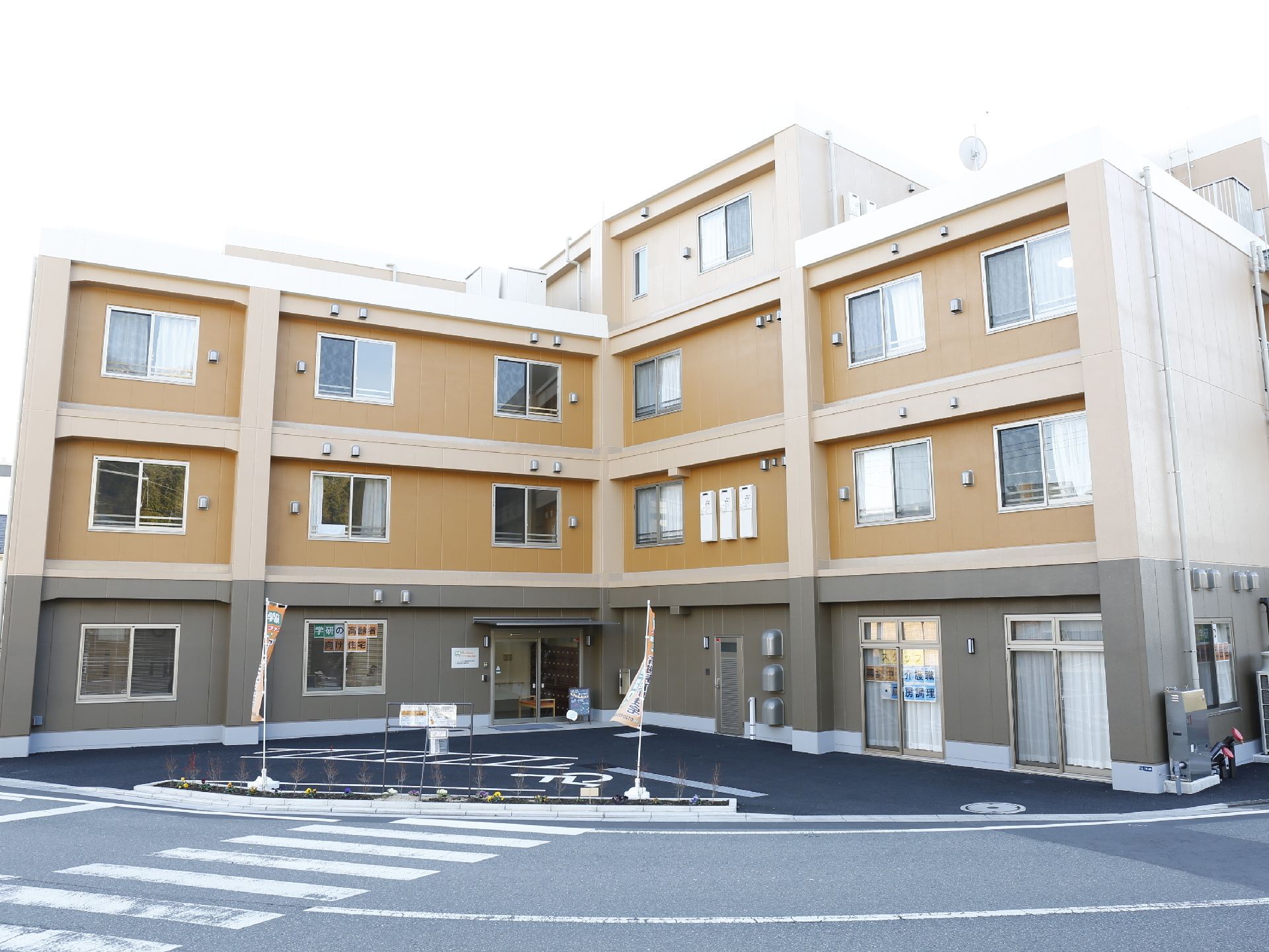 外観はオレンジ色をしていて、下は灰色をしている。建物の前には駐車スペースが用意されていて駐車出来る。