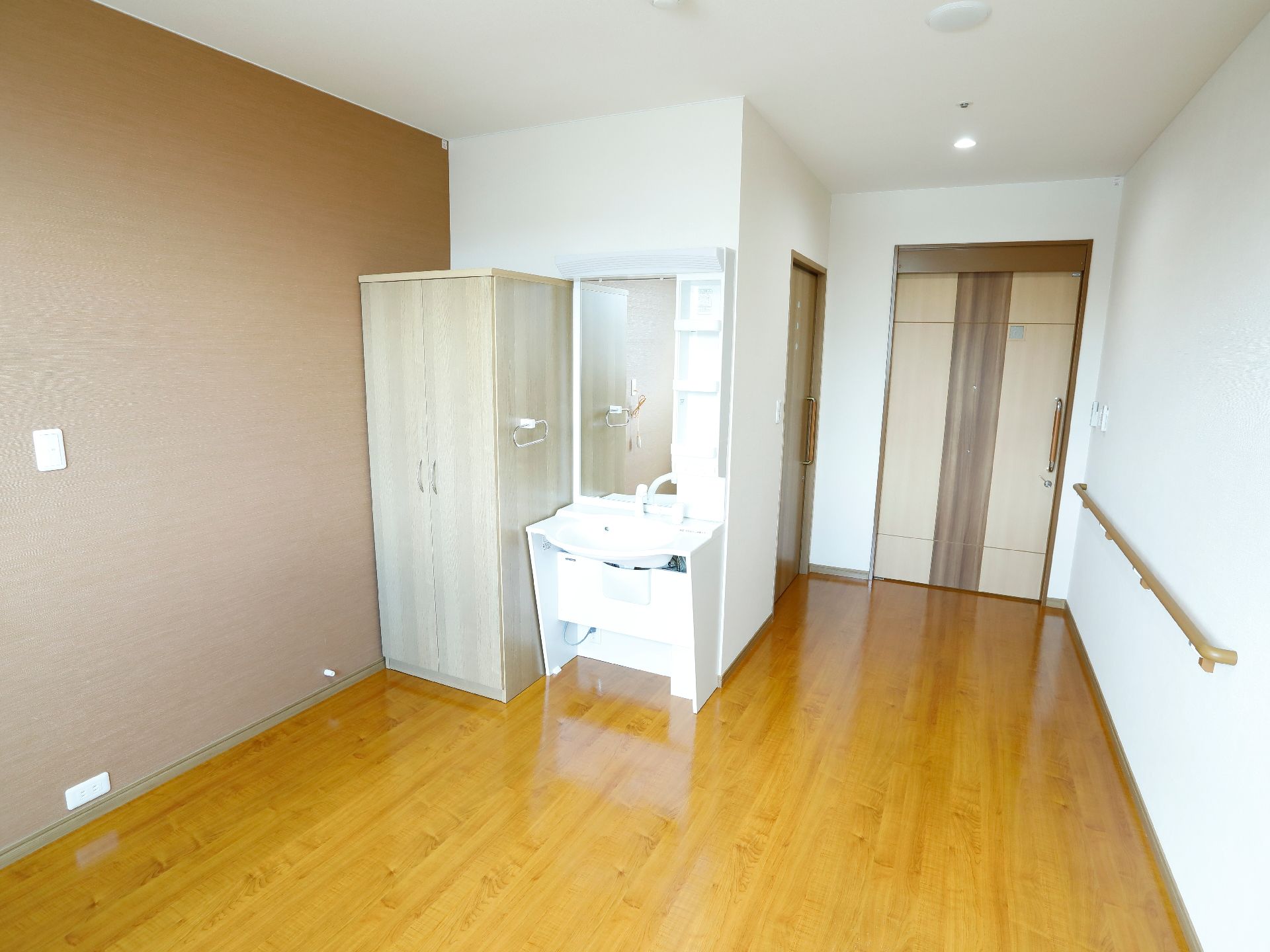 個室の入り口や、個室内に設けられているトイレのドアは共に引き戸になっている。個室内の廊下の幅も広いので、車いすでも利用しやすい。