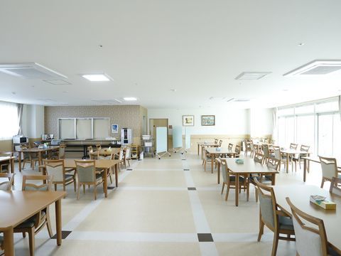 入居者様同士、顔を合わせながら食事を楽しむことができる食堂