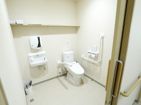 緊急通報装置や手すりが完備されている、清潔感のあるトイレ