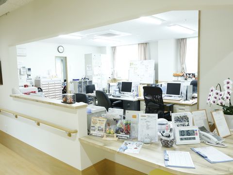 パソコンが置かれたデスクがたくさん並んでいるスタッフルーム