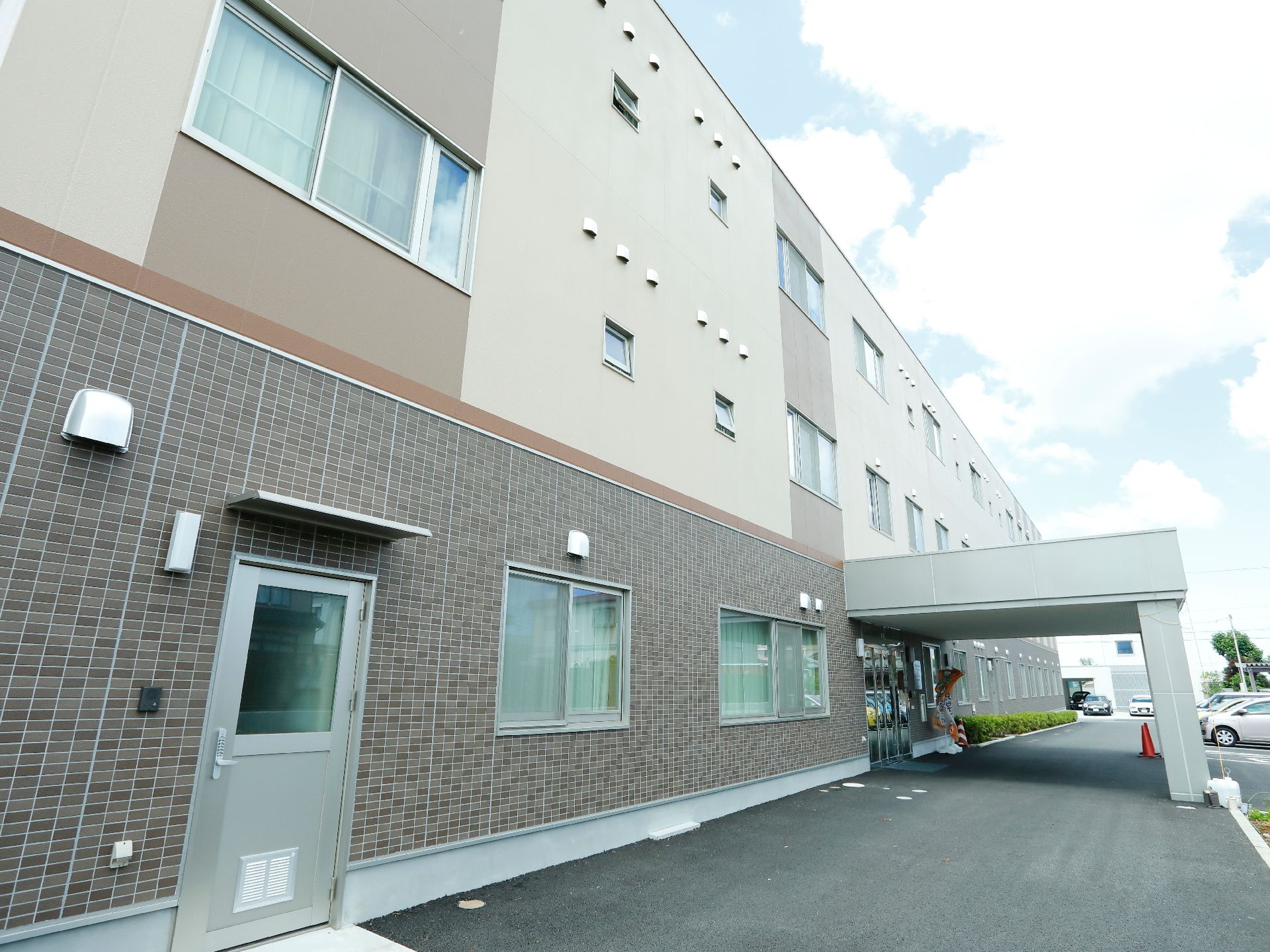 屋根付きの大きな車寄せが設置されているエントランス