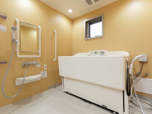 大型介護器具のある浴室