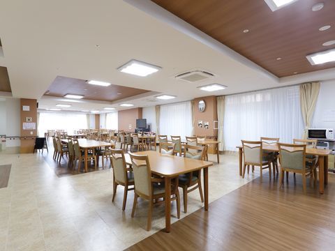 大きな窓と照明がたくさんある、明るく開放的なダイニング