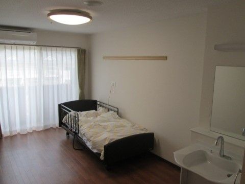 介護ベッドのある居室