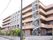 施設の外観である。建物は五階建てで外にはらせん階段が設置されている。施設内の道路は広々とした空間がある。