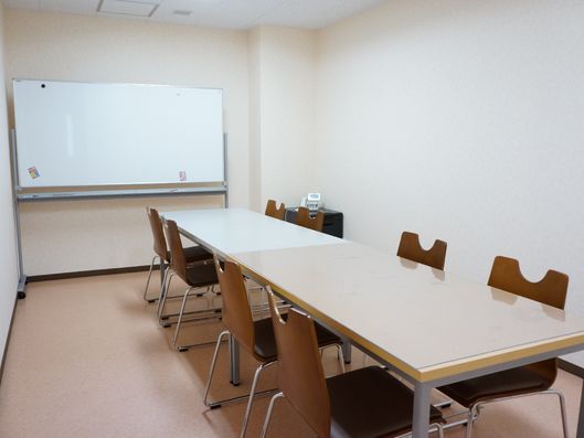 テーブルと椅子が部屋の中心に設置してある