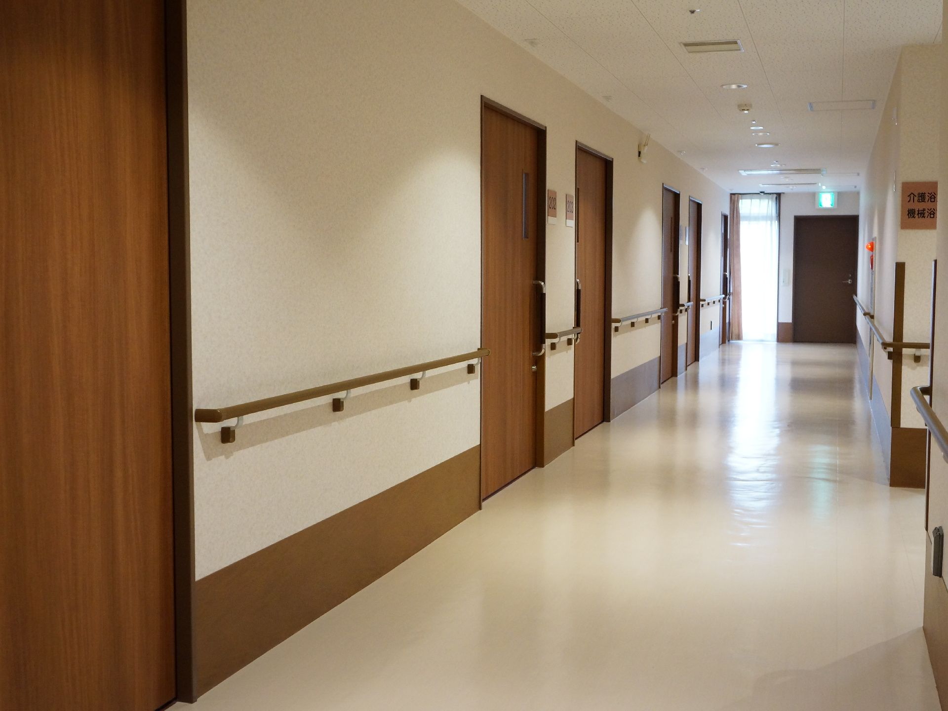 廊下には、壁一面に手すりがついているので、安全。幅が広く取られているので、車椅子などでも問題なく通れる。