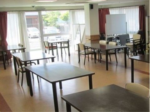 窓しか設置されていない共有スペース