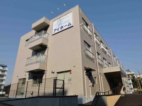 ３階建ての介護施設の外観