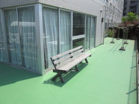 椅子のある中庭