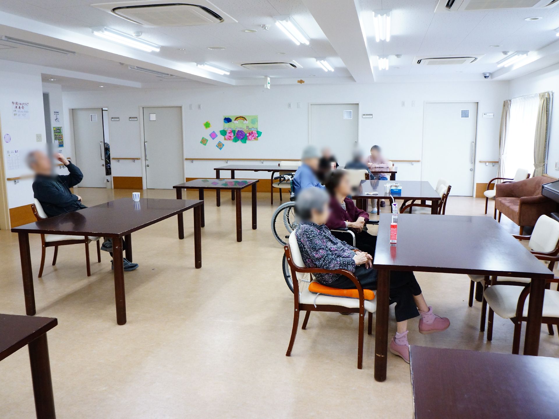 施設内にある食堂はスペースが広く、居住者が集まって食事をとったり、会話を楽しんだりすることができる。