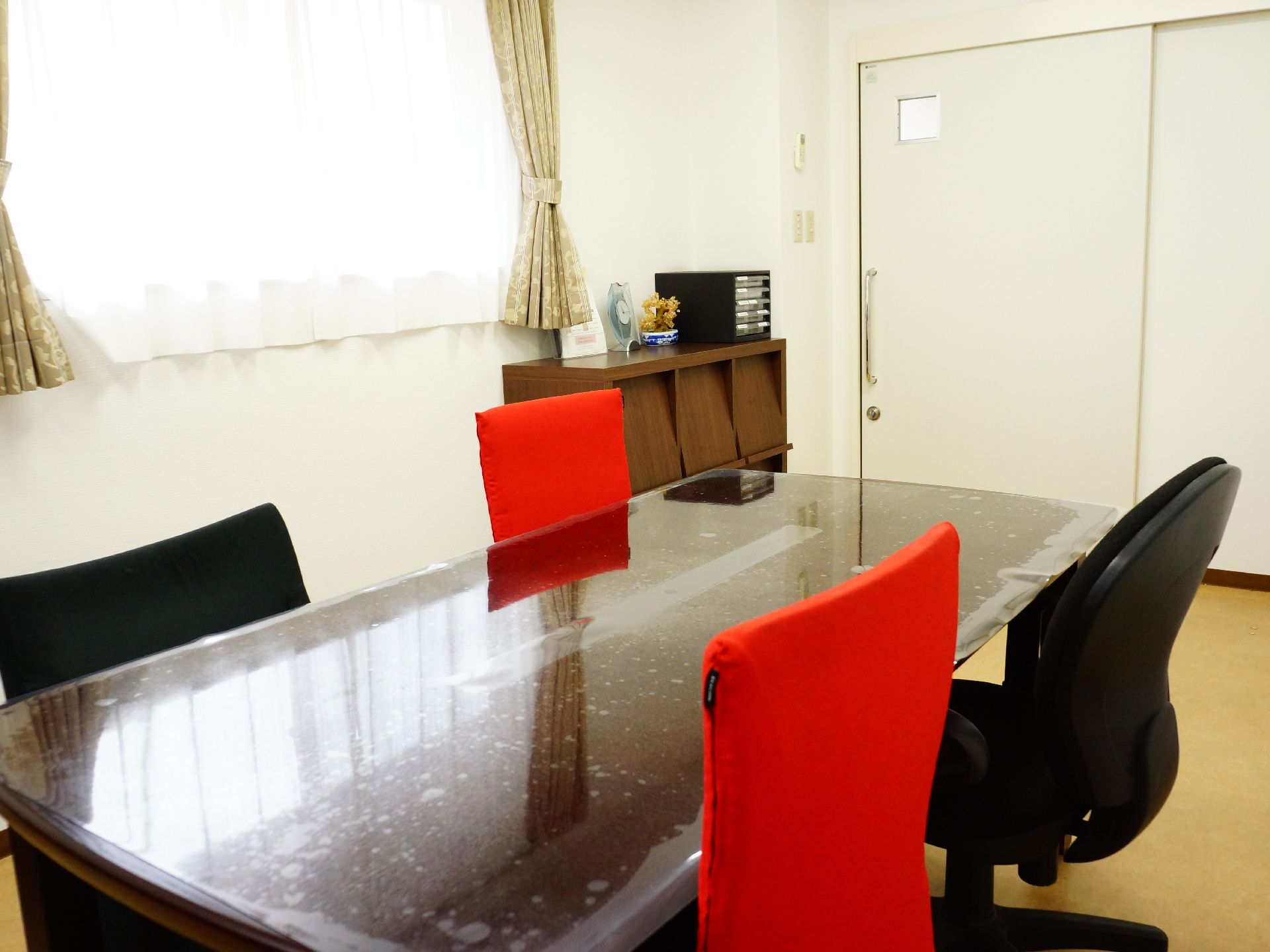 横開きの扉が出入り口となっている、面会室。明るい室内で、家族や友人とゆっくり面会をすることができる。