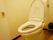 施設内のトイレは全てウォッシュレットのため、快適に利用することができる。便座近くに呼び出しベルもあるので、安心して利用できる。