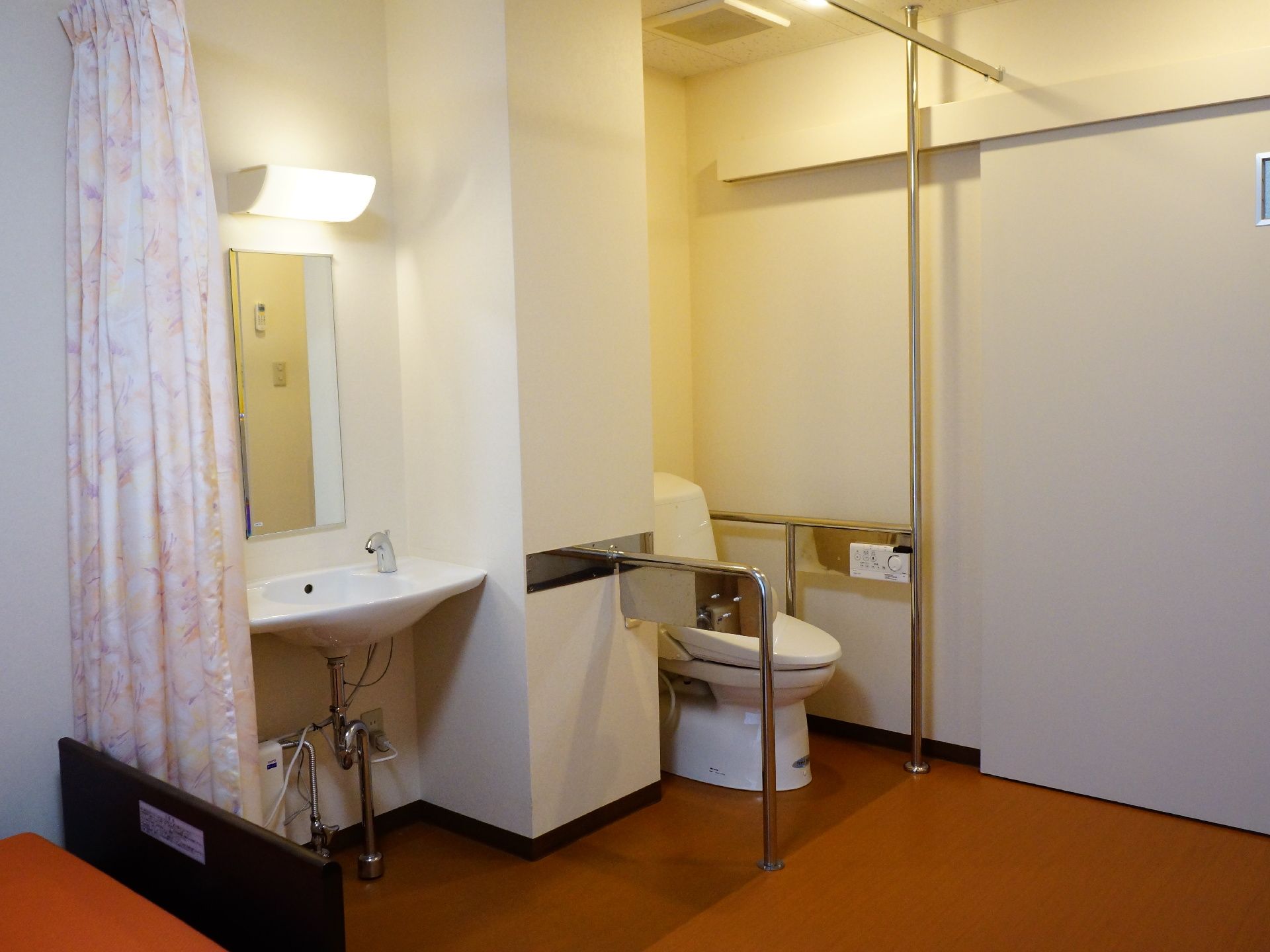 個室入口には、トイレと洗面台が隣同士に設置されている。ドアはないが、カーテンで容易に仕切ることができる。