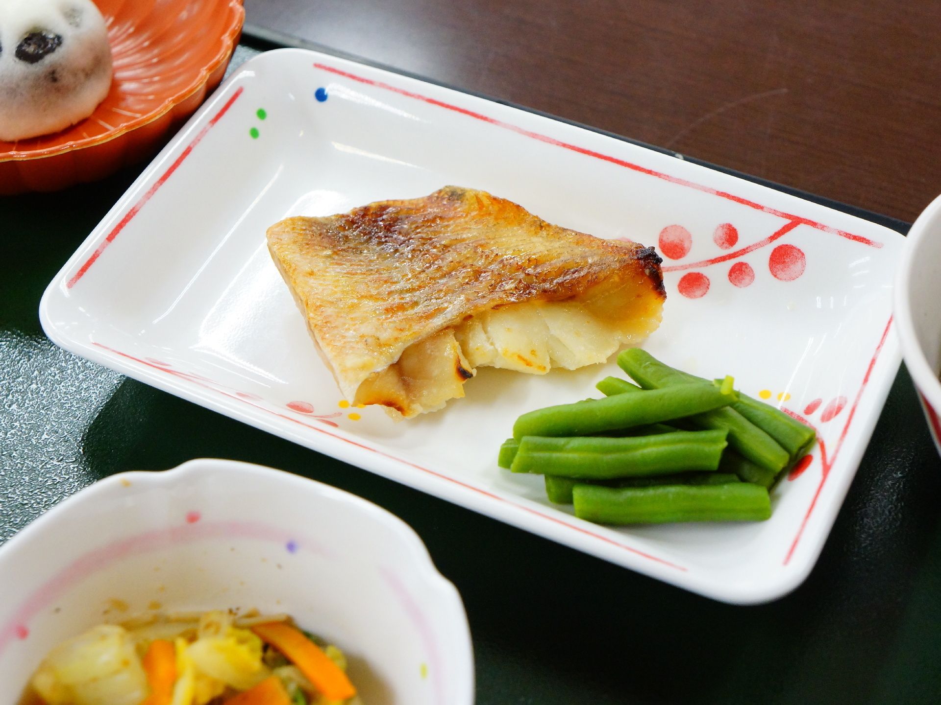 一口サイズに食べやすく調理された、提供される食事。魚に野菜、和菓子とバランスがとれ楽しめる食事となっている。