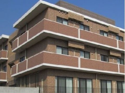 ３階建ての介護施設の外観
