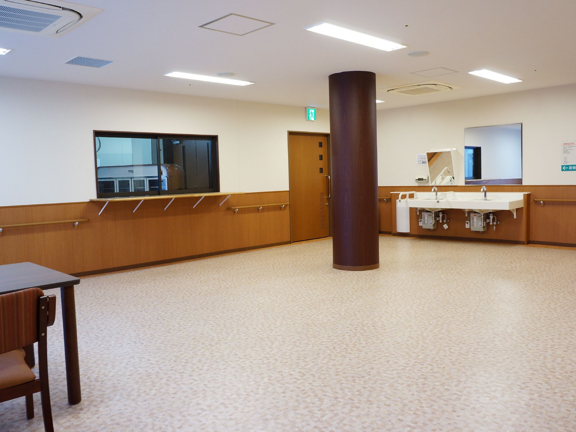 1階の交流スペースは、とても広い空間。手洗い場が2箇所ある。イベントの際などは、居住者が集まって楽しい一時を過ごす。