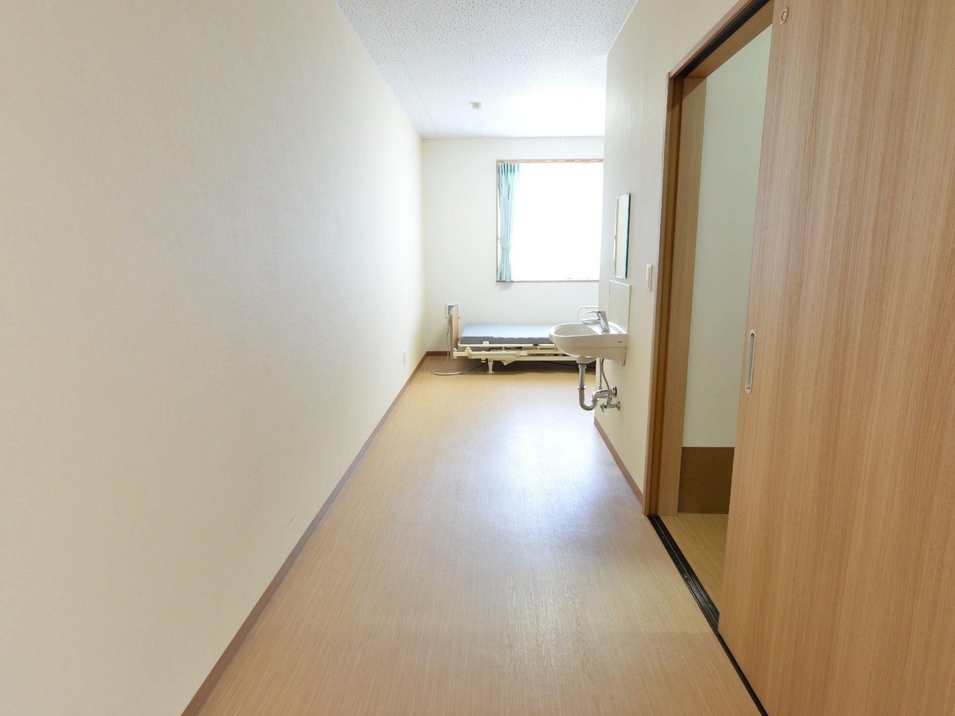 居室内の廊下。車いすでの通行も楽にできる広い通路。