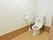 居室内にあるトイレは、ウォームレット。介護用の手すりやナースコールが設置されているので、安心して利用できる。