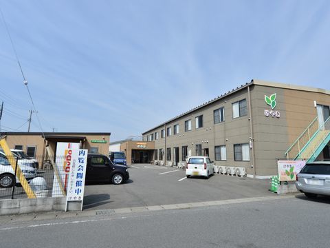 静かな環境の中にある、ブラウンを基調とした２階建て住宅