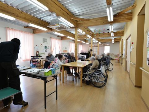 お味噌汁やおひたしなど、馴染みのある料理が並べられた食事。