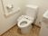 トイレは温水洗浄便座になっており、快適に利用することができる。壁に手すりがあり、立ち上がる際など体を支えることができる。