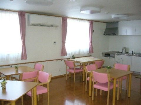 大きなキッチンとエアコンが完備されているダイニング