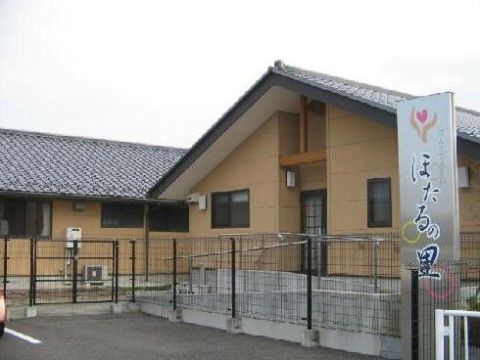 エントランス前にスロープが設置されている平屋建て住宅