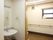 施設内には最新式の洗面台が完備されている。大きな鏡やタオル掛けもある。トイレのそばにあるので便利である。