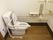 広々とした白が基調のトイレである。温水洗浄便座なので、冬でも便座は温かくいつも清潔で快適に使用できる。