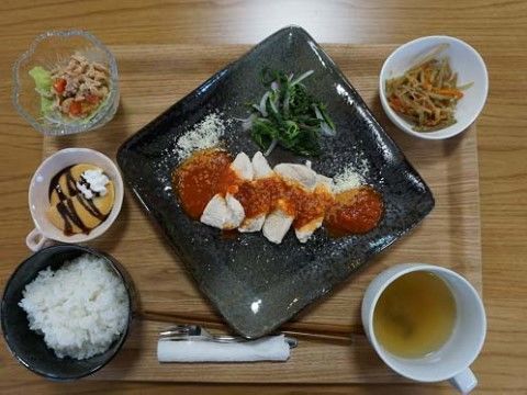 ご飯や汁物、メインの肉料理に２種類の小鉢、デザートのパンケーキが付いた食事