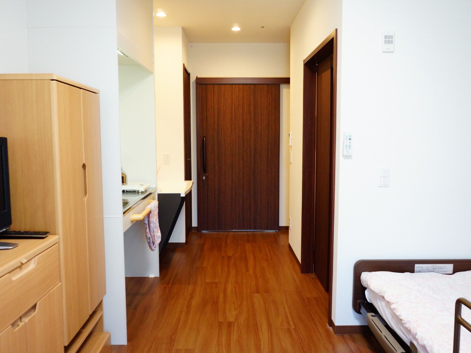 個室には入り口あたりに洗面台やミニキッチンが設置されていて、お部屋でプライバシーを尊重した生活を送ることが可能。