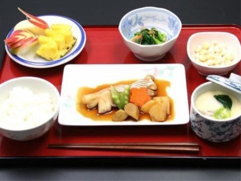 旅館や料亭の食事のように、色鮮やかで品数も豊富な和食