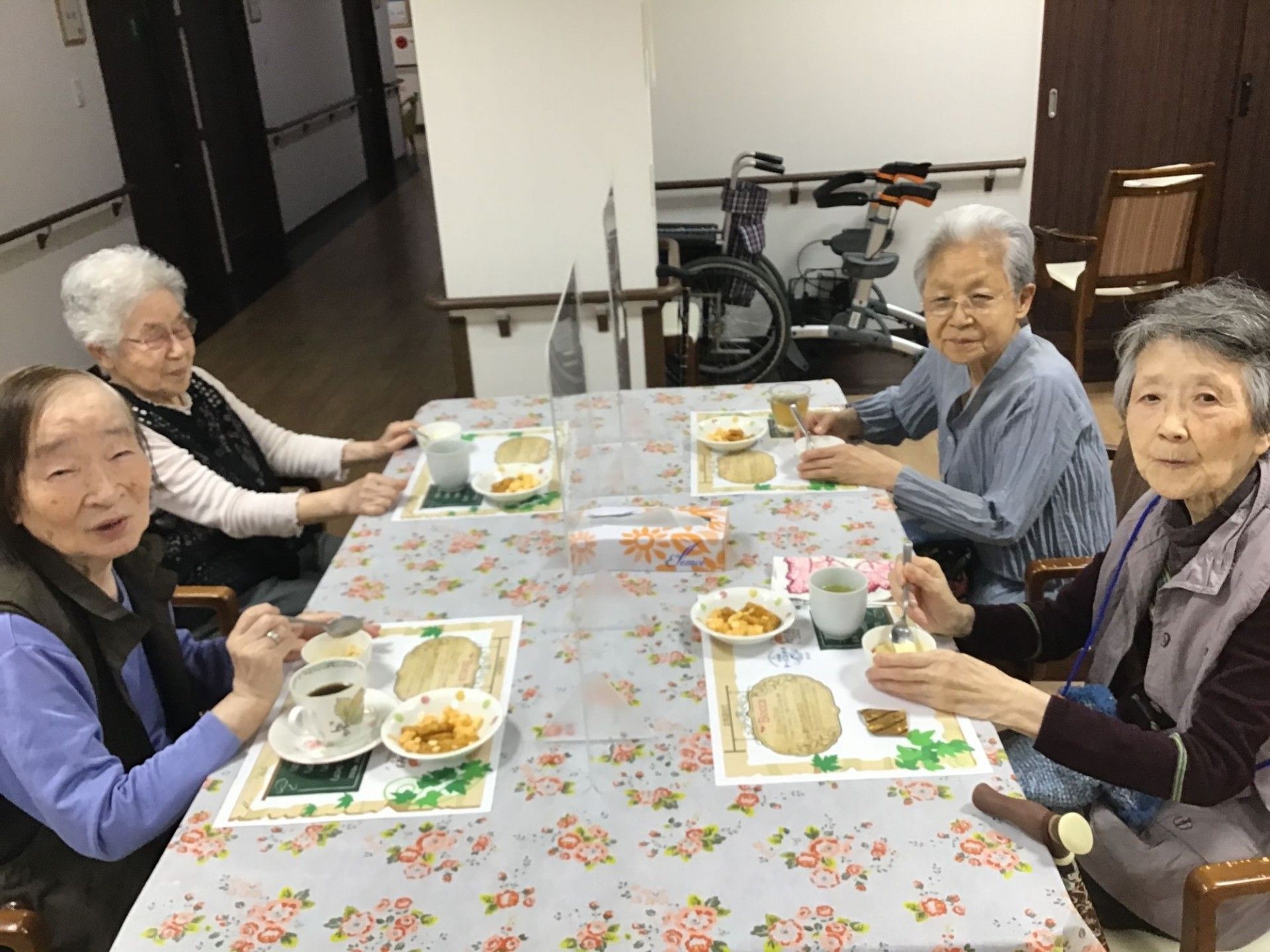 食事を楽しむ高齢者の食堂