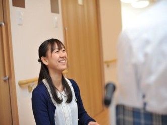 女性が微笑んでいる