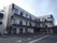 3階建てのマンションチックな外観を施している。