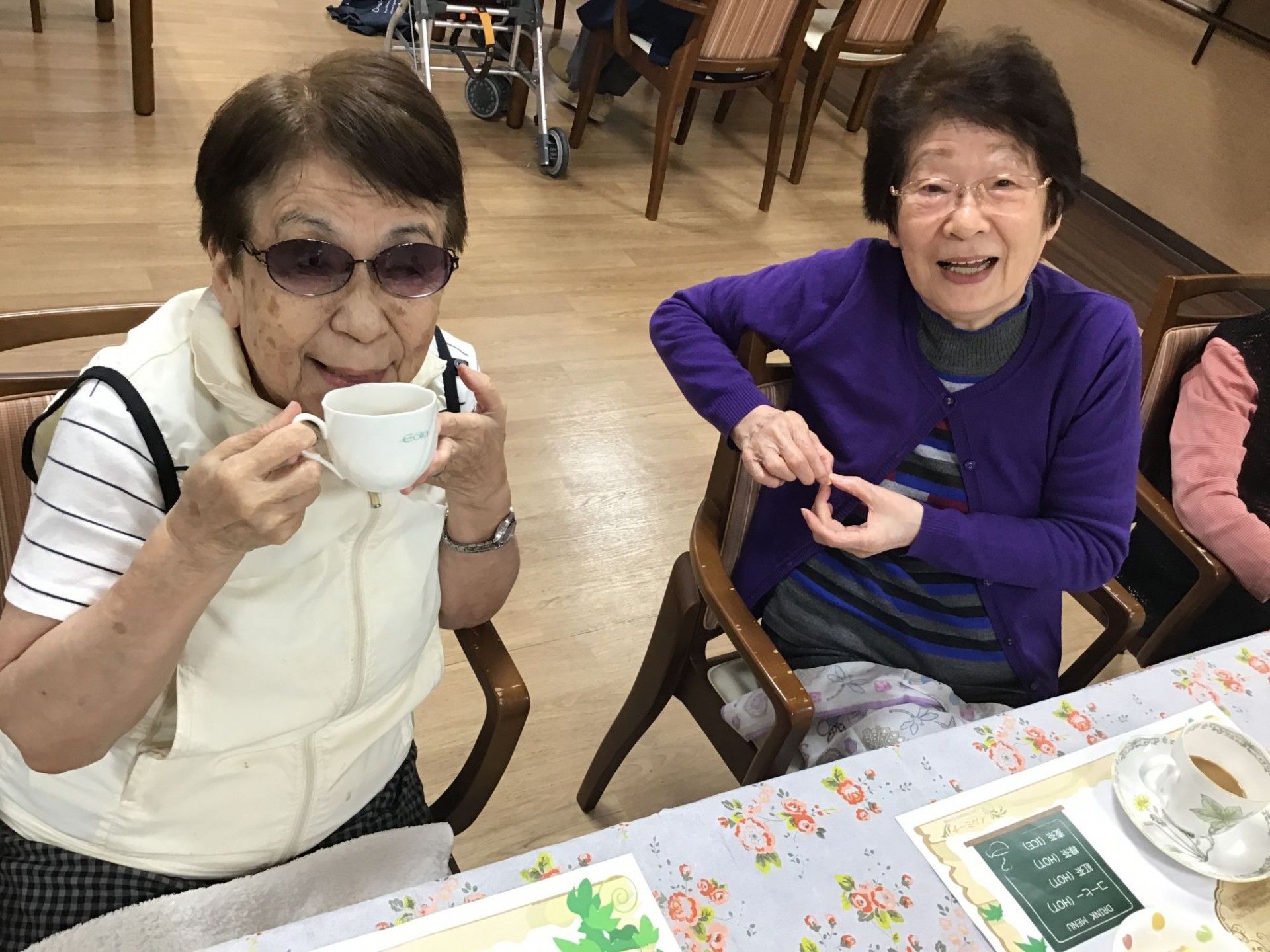 笑顔でコーヒーを楽しむ高齢者