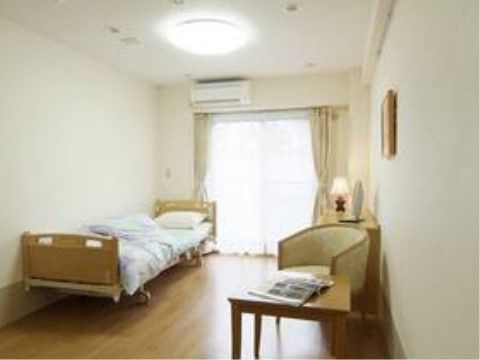 居室にはベッドの他に、机、いす、テーブルも準備され、読書をされたりお手紙を書かれたりするのにも便利である。