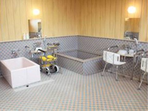 浴室には座ったままでシャワーを浴びていただける器具やシャワーチェアがある。お身体に不自由がある方も、介助で快適にご入浴いただける。