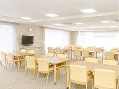 毎日のお食事や団らんにご利用いただけるリビングは、明るく快適な環境である。来訪者様とのお時間にもご利用いただける。