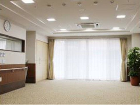 大きな窓からの採光も十分で明るい施設内は、すっきりとしたエアコンも備えており、入居者様に快適にお過ごしいただける。