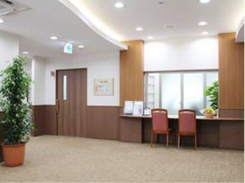 エントランスには受付があり、スタッフが24時間体制で勤務している。入居者様の安心な生活のサポートや、来訪者様のご案内などを行っている。
