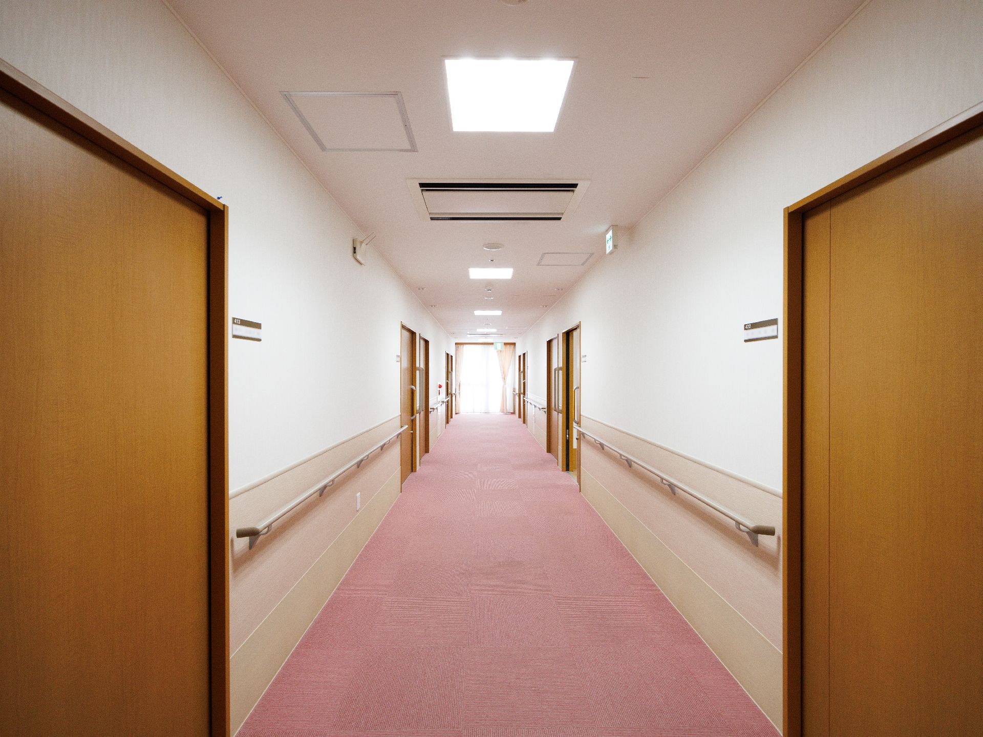 手すりが行き渡り、段差が解消されている館内の廊下