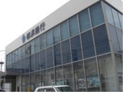 施設の近隣にある、地方銀行の支店。銀行など生活に必要なものが近くて便利な環境である。駅や国道からも近いので、交通の便もよい。
