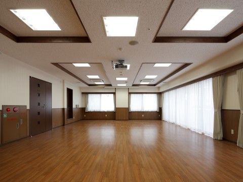 天井にたくさんの照明が設置されている開放的なスペース